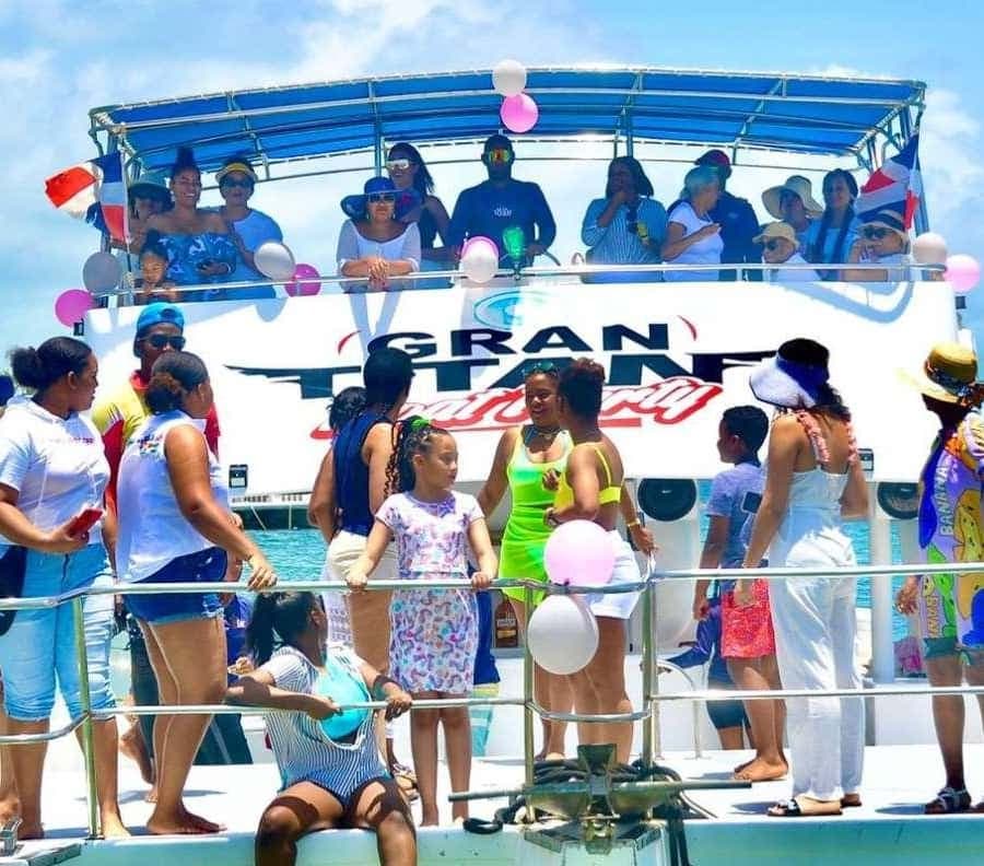 Partyboot-/Katamaranparty in Punta Cana/kostenlose Getränke — Guided tour and outdoor activity